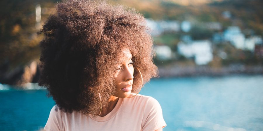 Junge Frau nachdenklich am Meer