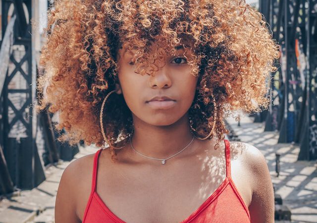 Women with Red Top Meineafrohaare.com