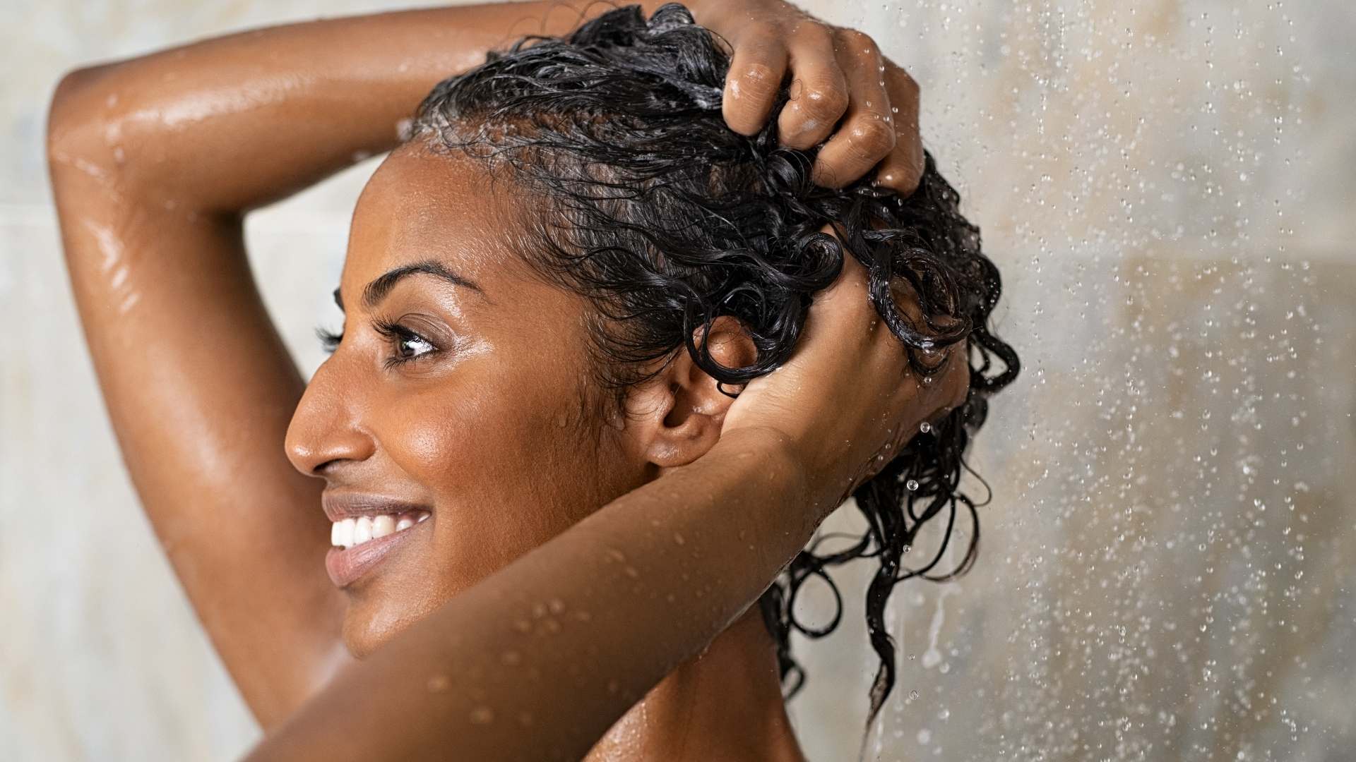 Frau wäscht Haare